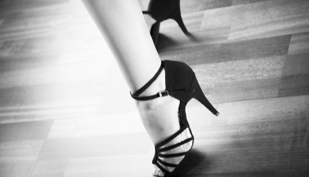 photos en noir et blanc , on voit juste les jambes d'une dame avec des chaussures de danse latines, sur un parquet