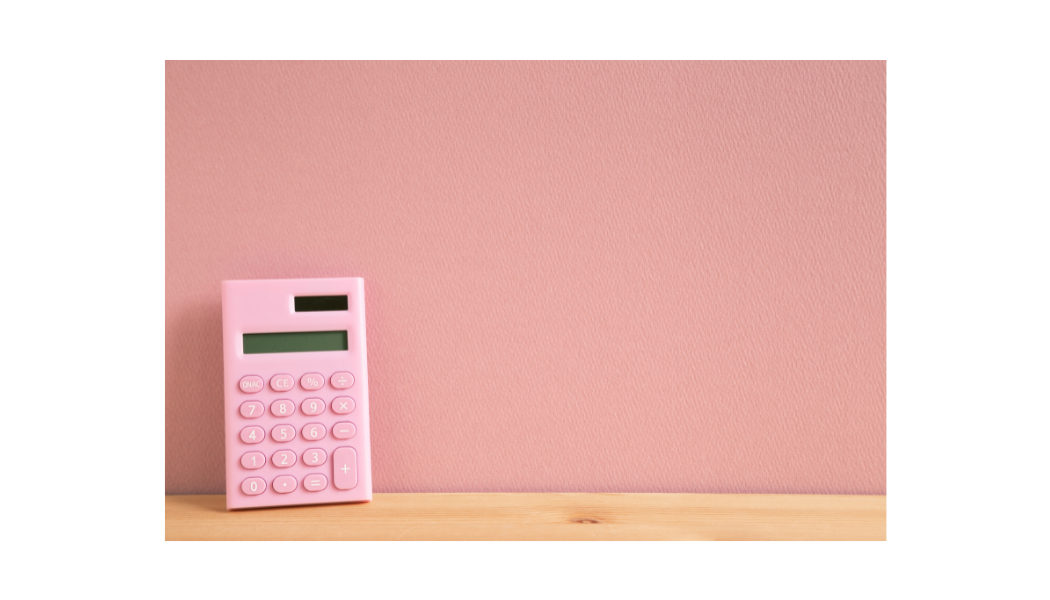 photo d'une calculatrice rose posée contre un mur rose