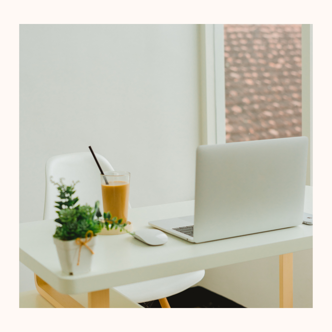 photo a propos photo d'un bureau ou sont posés un ordinateur, une plante et un jus de fruits