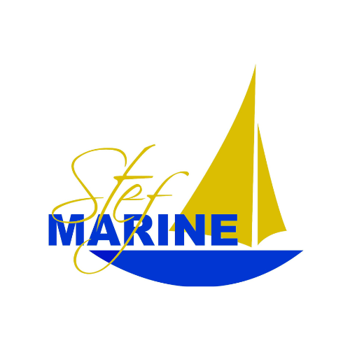 stef logo avec ecris stef en jaune sur une voile jaune, et marine en bleu sur une barque bleue